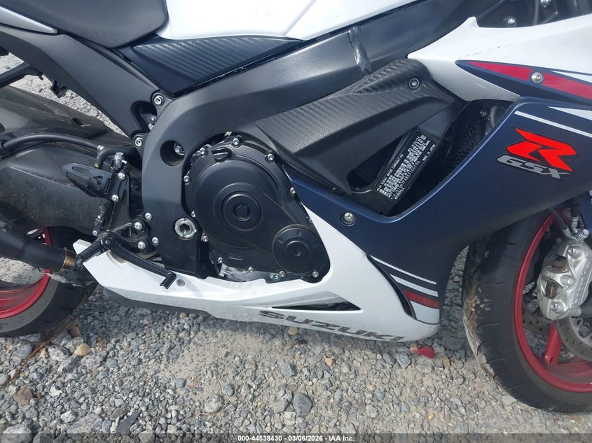 2025 Suzuki Gsx-r VIN JS1GN7FA8S7100196 IAAI salvage auction — LEFT SIDE, Salvage Title, sold $4,500 on 2026-08-01 (photo 8)