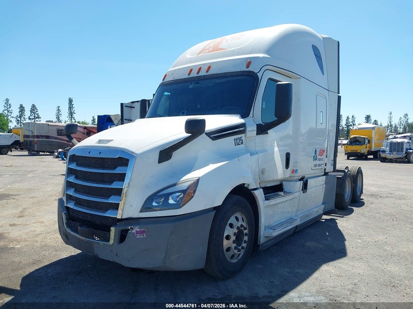 2019 Freightliner New cascadia 126 VIN 3AKJHHDR3KSJW9030 IAAI salvage auction — SIDE, Salvage (Illinois), sold $7,450 on 2026-08-18 (photo 2)