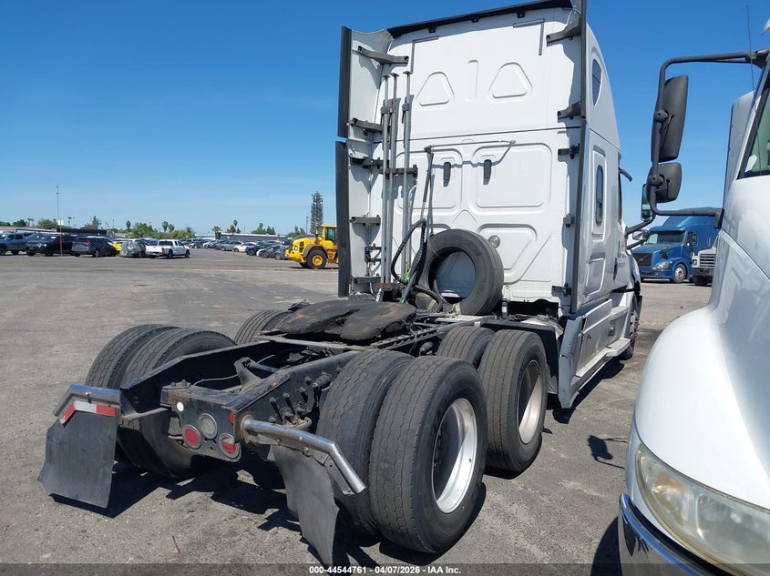 2019 Freightliner New cascadia 126 VIN 3AKJHHDR3KSJW9030 IAAI salvage auction — SIDE, Salvage (Illinois), sold $7,450 on 2026-08-18 (photo 4)