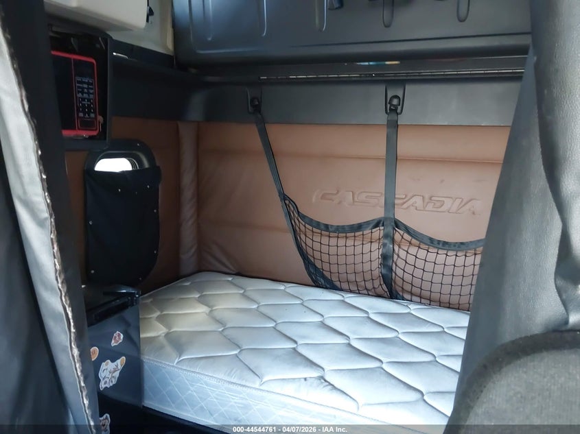 2019 Freightliner New cascadia 126 VIN 3AKJHHDR3KSJW9030 IAAI salvage auction — SIDE, Salvage (Illinois), sold $7,450 on 2026-08-18 (photo 6)