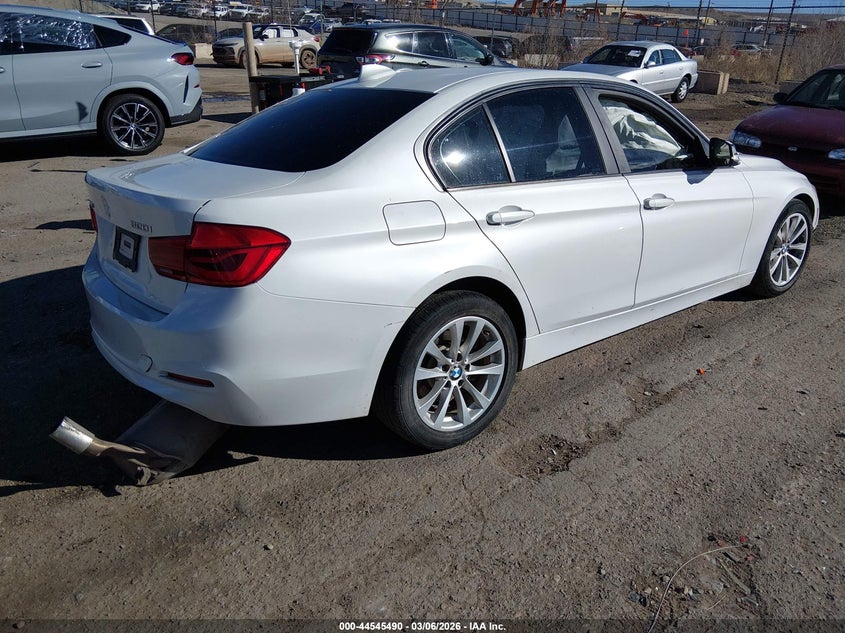 2018 BMW 3er VIN WBA8E5G5XJNV03328 IAAI salvage auction — LEFT SIDE, Salvage (New Mexico), sold $275 on 2026-07-20 (photo 4)