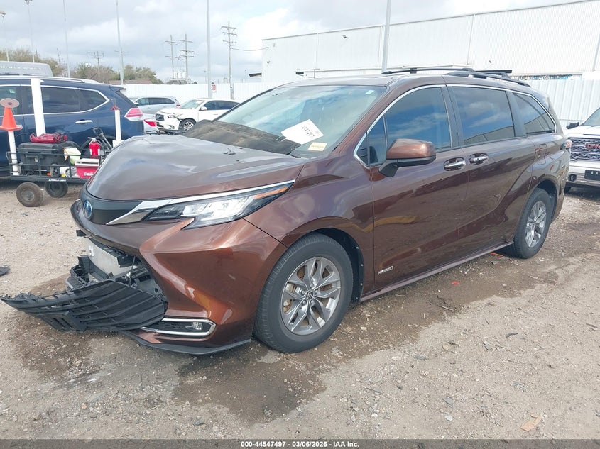 2021 Toyota Sienna VIN 5TDYRKEC2MS064504 IAAI salvage auction — RIGHT FRONT, Original (Texas), sold $13,100 on 2026-07-09 (photo 2)