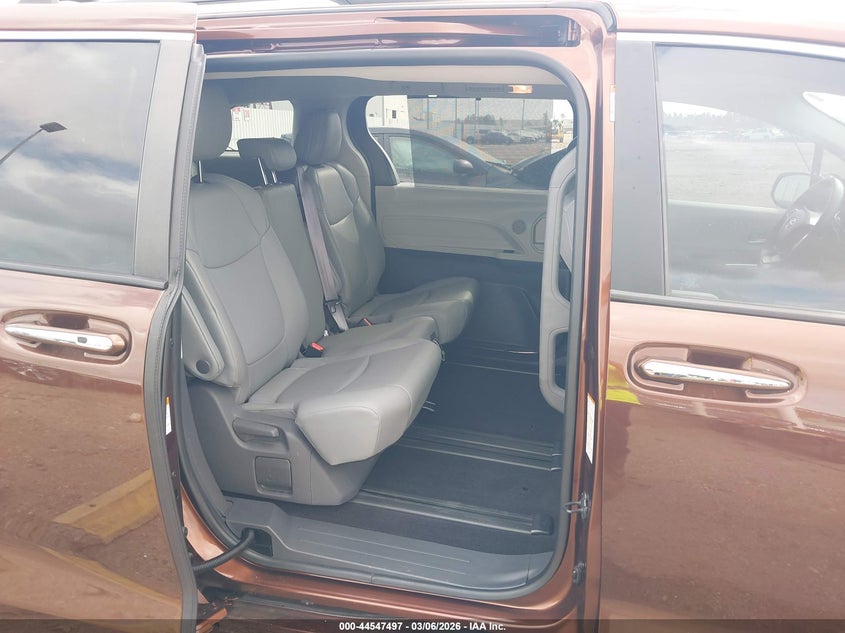 2021 Toyota Sienna VIN 5TDYRKEC2MS064504 IAAI salvage auction — RIGHT FRONT, Original (Texas), sold $13,100 on 2026-07-09 (photo 8)