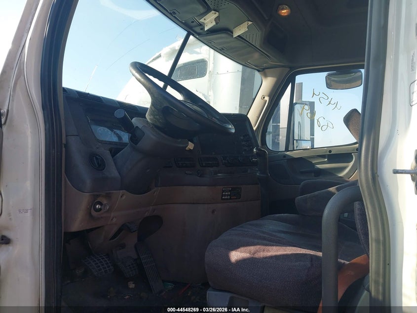 2014 Freightliner Cascadia 125 VIN 3AKJGLDR5ESFJ7486 IAAI salvage auction — REAR END, Salvage (Missouri), sold $4,500 on 2026-07-31 (photo 7)
