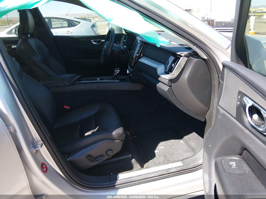 2018 Volvo Xc60 VIN LYV102RK8JB117611 IAAI salvage auction — RIGHT FRONT, Salvage Title, sold $3,800 on 2026-07-30 (photo 5)