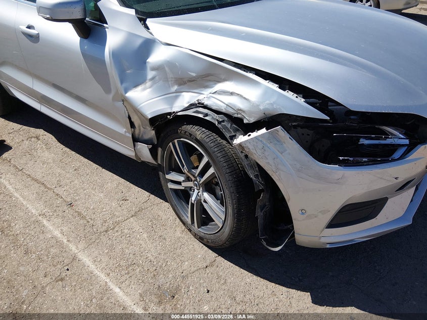 2018 Volvo Xc60 VIN LYV102RK8JB117611 IAAI salvage auction — RIGHT FRONT, Salvage Title, sold $3,800 on 2026-07-30 (photo 6)