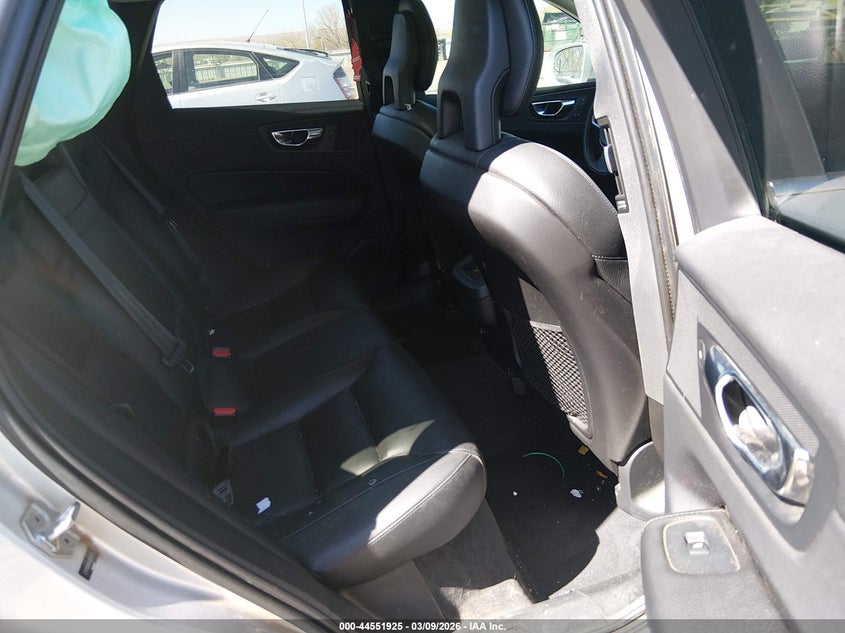 2018 Volvo Xc60 VIN LYV102RK8JB117611 IAAI salvage auction — RIGHT FRONT, Salvage Title, sold $3,800 on 2026-07-30 (photo 8)