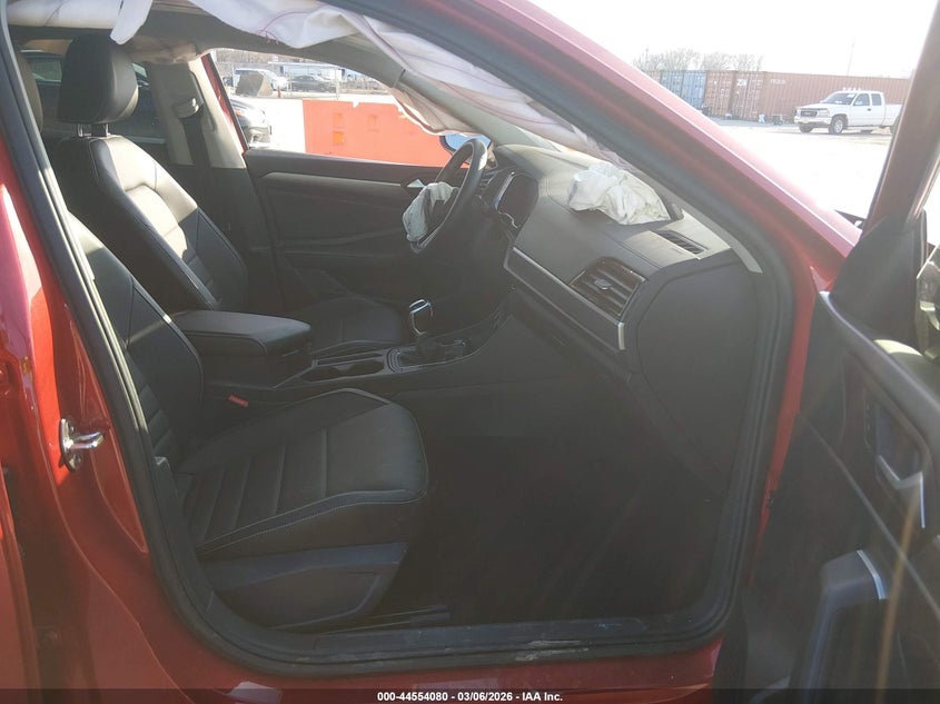 2022 Volkswagen Jetta VIN 3VW7M7BU8NM011325 IAAI salvage auction — LEFT FRONT, Salvage Title, sold $2,900 on 2026-08-11 (photo 5)