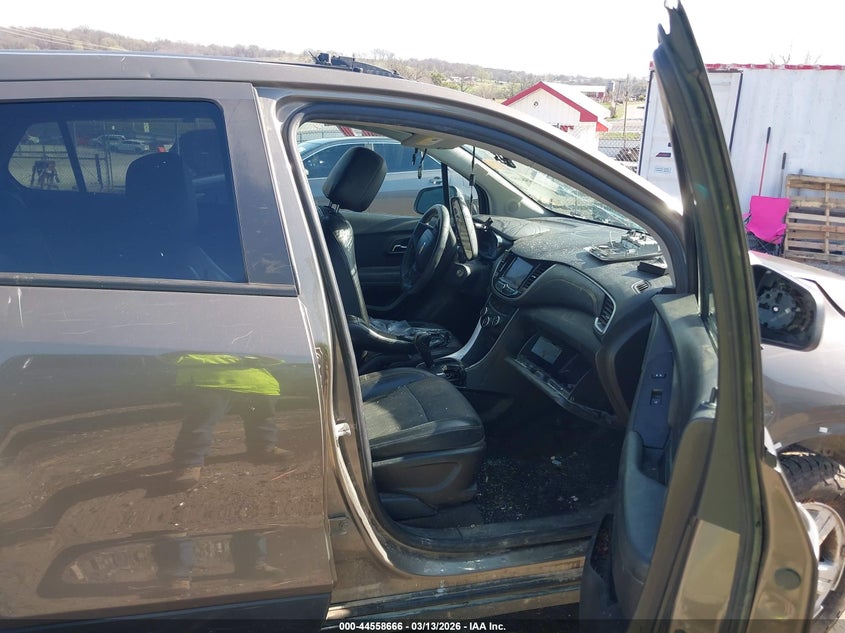 2022 Chevrolet Trax VIN KL7CJPSM5NB508492 IAAI salvage auction — BIO HAZARD, Salvage Title, sold $575 on 2026-07-23 (photo 5)