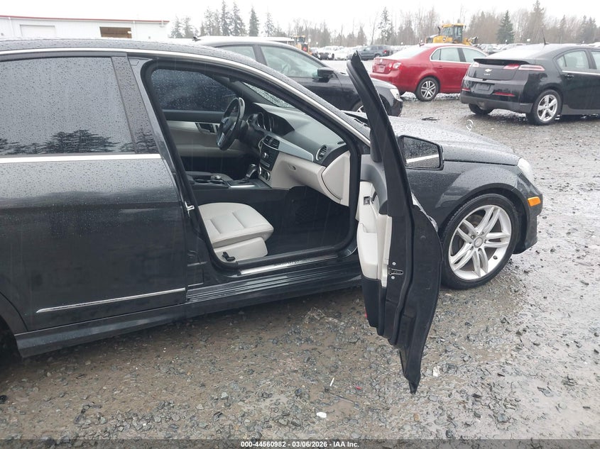 2012 Mercedes-benz C-klasse VIN WDDGF8BBXCA729203 IAAI salvage auction — REAR END, Salvage Title, sold $1,450 on 2026-08-14 (photo 5)