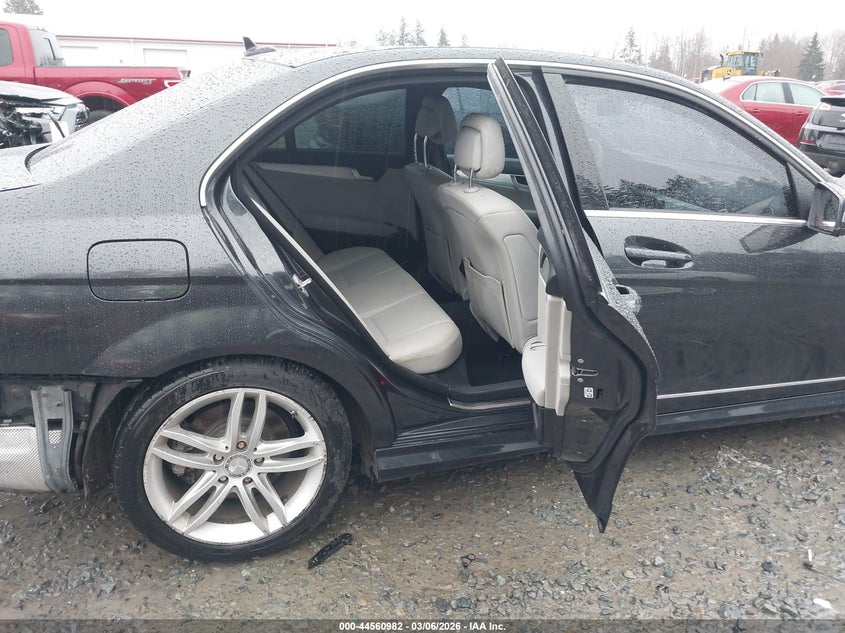 2012 Mercedes-benz C-klasse VIN WDDGF8BBXCA729203 IAAI salvage auction — REAR END, Salvage Title, sold $1,450 on 2026-08-14 (photo 8)