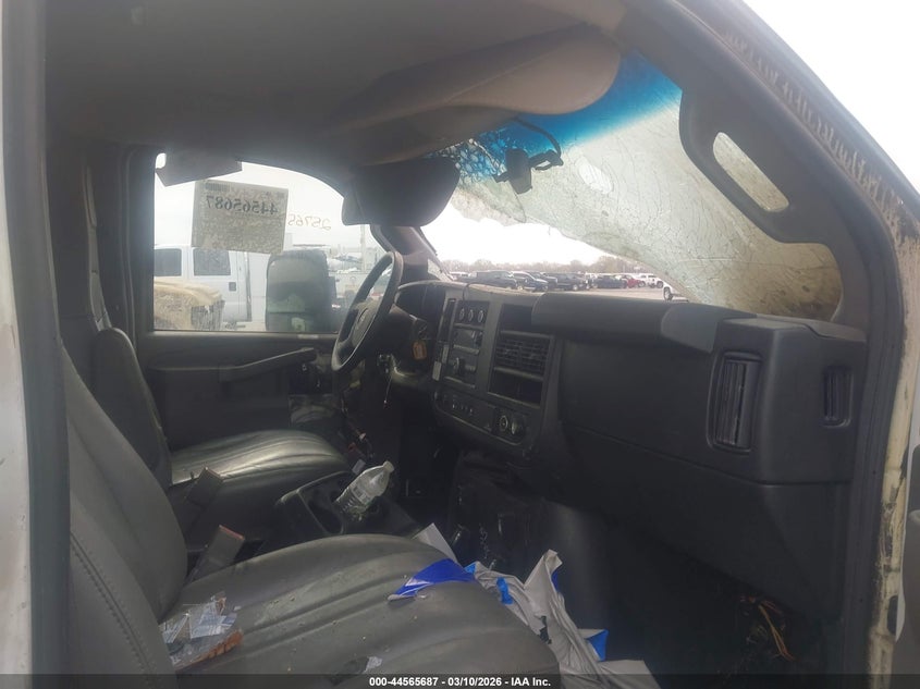 2022 Gmc Savana VIN 7GZ37TC79NN011742 IAAI salvage auction — EXTERIOR BURN, Clear (Arkansas), sold $1,225 on 2026-07-29 (photo 5)