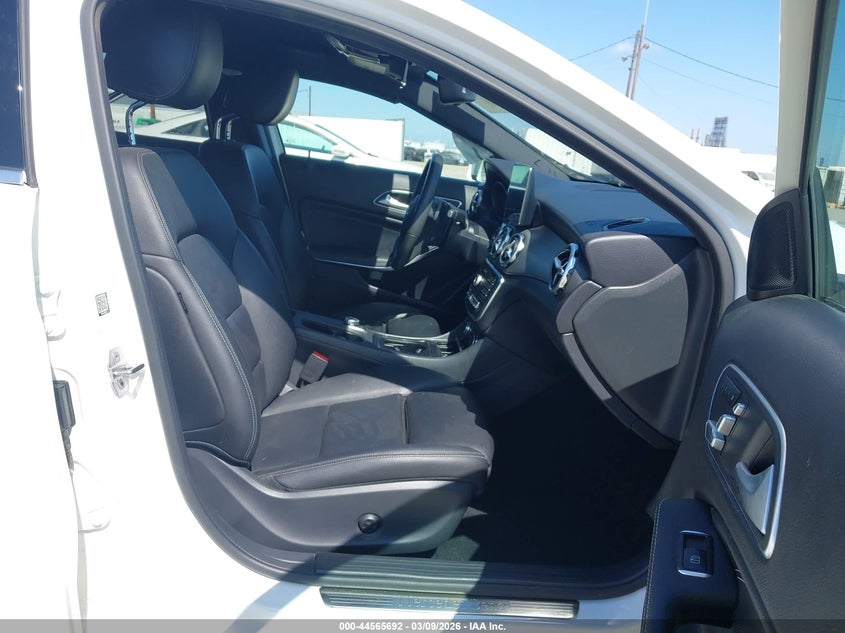 2020 Mercedes-benz Gla-klasse VIN WDCTG4EB7LJ650219 IAAI salvage auction — RIGHT SIDE, Salvage Title, sold $1,900 on 2026-07-15 (photo 5)