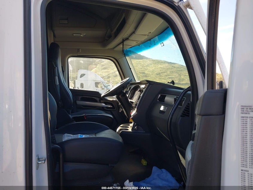 2024 Kenworth T680 VIN 1XKYD49X5RJ319534 IAAI salvage auction — ROLLOVER, Salvage (California), sold $12,175 on 2026-09-17 (photo 5)