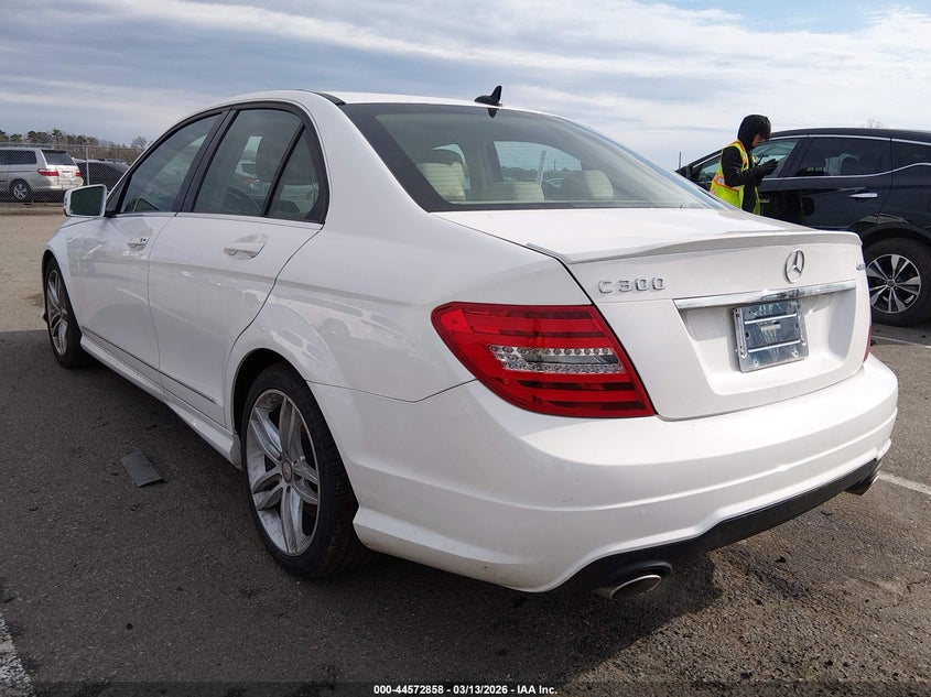 2013 Mercedes-benz C-klasse VIN WDDGF8AB6DG146904 IAAI salvage auction — FRONT END, Salvage Title, sold $1,550 on 2026-08-09 (photo 3)
