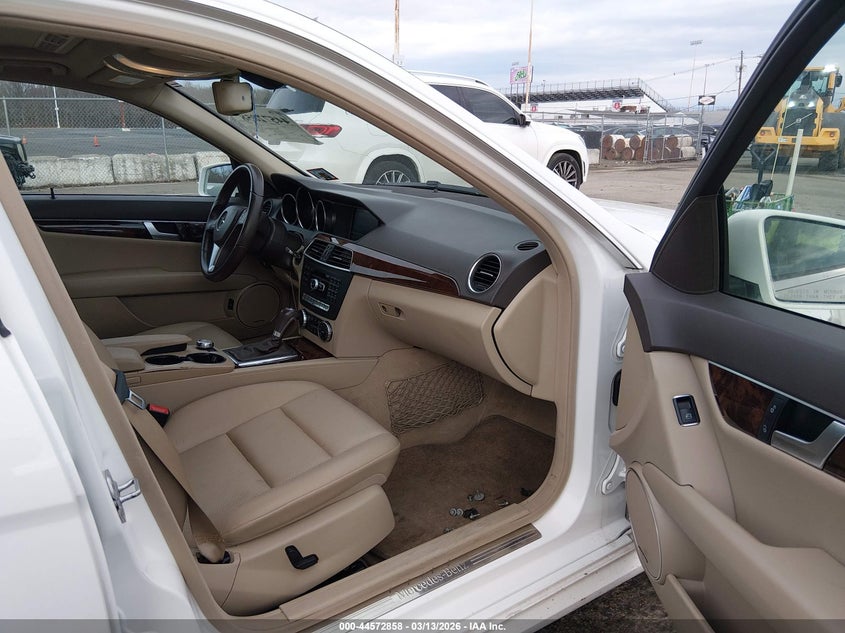2013 Mercedes-benz C-klasse VIN WDDGF8AB6DG146904 IAAI salvage auction — FRONT END, Salvage Title, sold $1,550 on 2026-08-09 (photo 5)