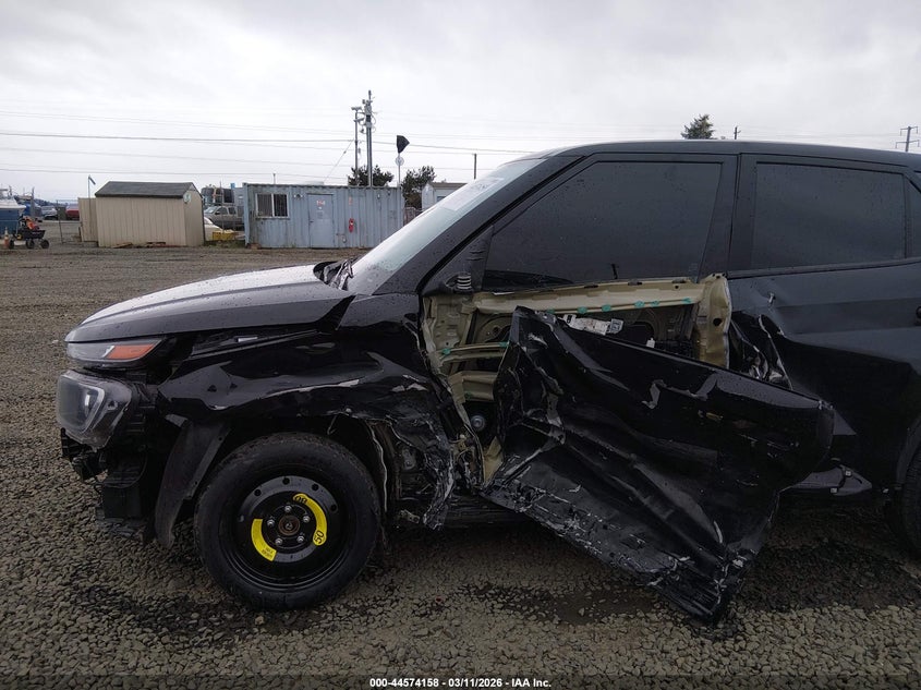2023 Hyundai Venue VIN KMHRB8A38PU219523 IAAI salvage auction — LEFT SIDE, Salvage (Oregon), sold $2,975 on 2026-07-27 (photo 6)