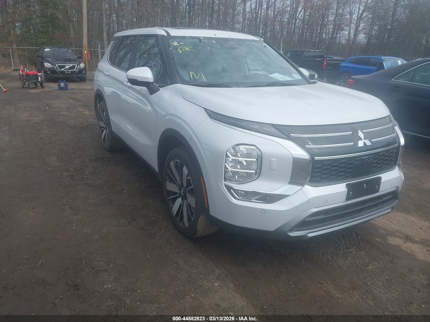 2025 Mitsubishi Outlander VIN JA4J4VA84SZ014616 IAAI salvage auction — REAR END, Salvage Title, sold $10,600 on 2026-07-31 (photo 1)