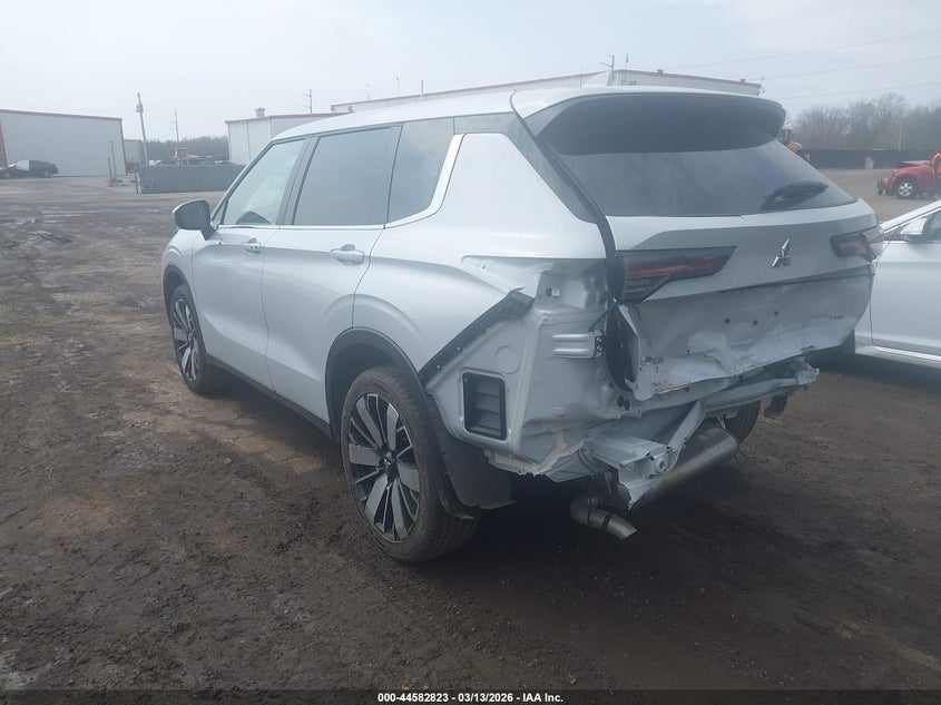 2025 Mitsubishi Outlander VIN JA4J4VA84SZ014616 IAAI salvage auction — REAR END, Salvage Title, sold $10,600 on 2026-07-31 (photo 3)