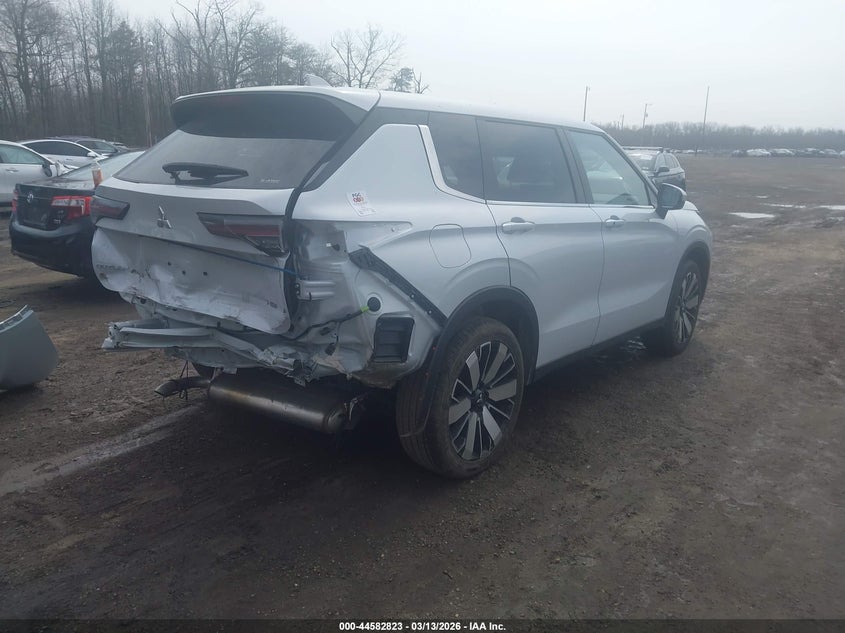 2025 Mitsubishi Outlander VIN JA4J4VA84SZ014616 IAAI salvage auction — REAR END, Salvage Title, sold $10,600 on 2026-07-31 (photo 4)