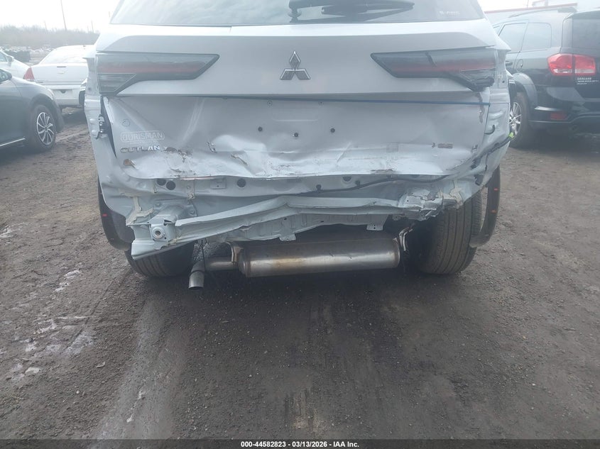 2025 Mitsubishi Outlander VIN JA4J4VA84SZ014616 IAAI salvage auction — REAR END, Salvage Title, sold $10,600 on 2026-07-31 (photo 6)
