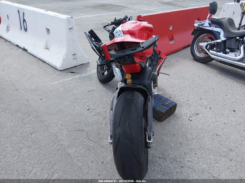 2025 Ducati Panigale VIN ZDMDAG6W6SB004438 IAAI salvage auction — FRONT & REAR, Salvage Title, sold $4,300 on 2026-07-14 (photo 6)