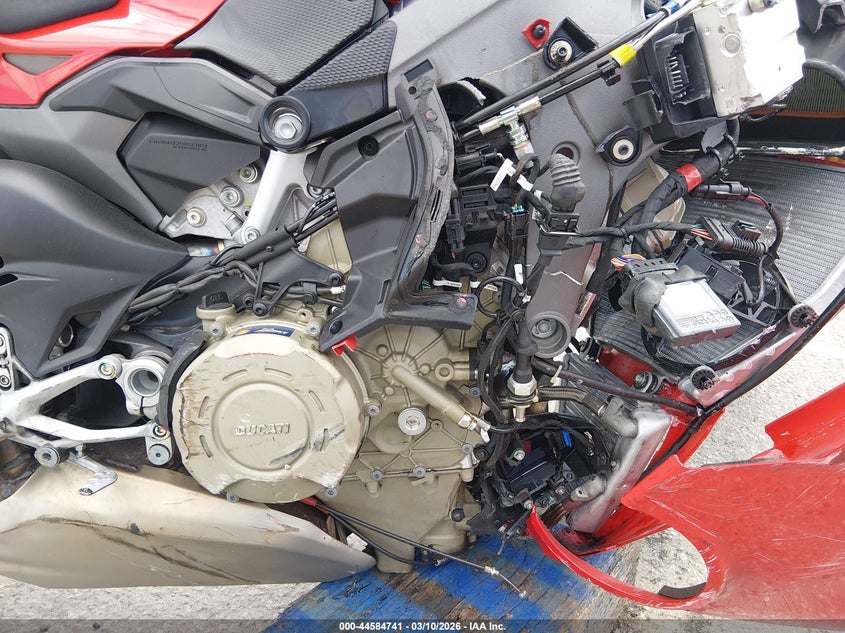 2025 Ducati Panigale VIN ZDMDAG6W6SB004438 IAAI salvage auction — FRONT & REAR, Salvage Title, sold $4,300 on 2026-07-14 (photo 8)