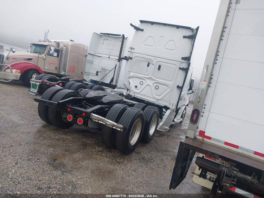 2024 Freightliner New cascadia 126 VIN 3AKJHHDR2RSUX4691 IAAI salvage auction — SIDE, Salvage (Illinois), sold $525 on 2026-07-29 (photo 4)