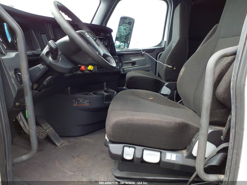 2024 Freightliner New cascadia 126 VIN 3AKJHHDR2RSUX4691 IAAI salvage auction — SIDE, Salvage (Illinois), sold $14,750 on 2026-07-22 (photo 7)