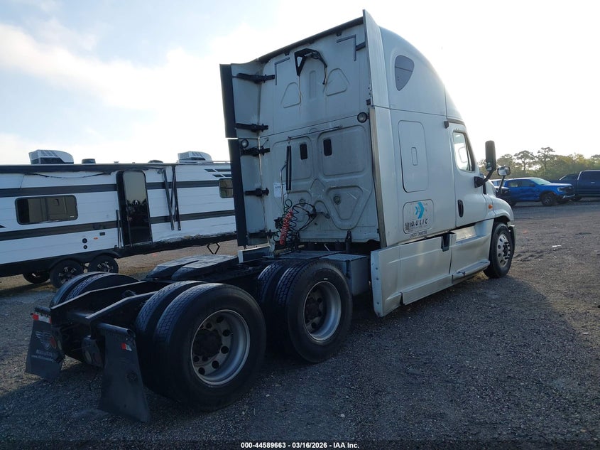 2013 Freightliner Cascadia 125 VIN 3AKJGLDR3DSBV3700 IAAI salvage auction — REPOSSESSION, Clear (Florida), sold $25 on 2026-07-29 (photo 4)