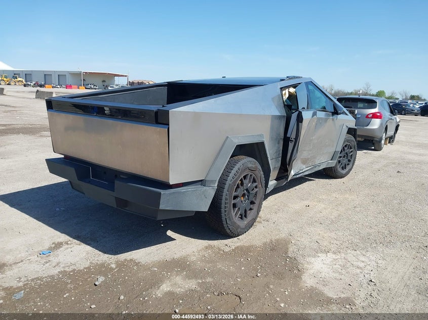 2024 Tesla Cybertruck VIN 7G2CEHED5RA002165 IAAI salvage auction — LEFT & RIGHT, Salvage Title, sold $1,050 on 2026-07-29 (photo 4)