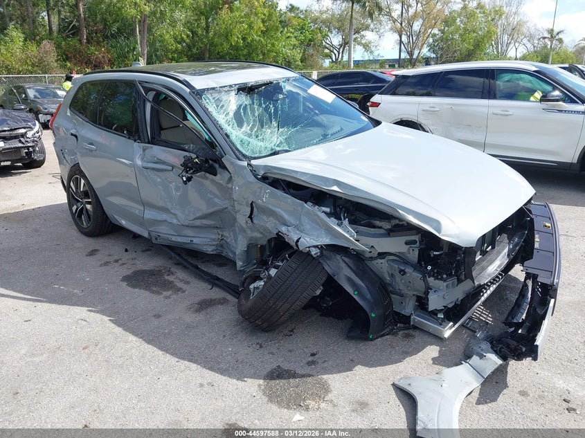 2026 Volvo Xc60 VIN YV4M12RJ3T1329597 IAAI salvage auction — RIGHT SIDE, Salvage Title, sold $375 on 2026-07-29 (photo 1)