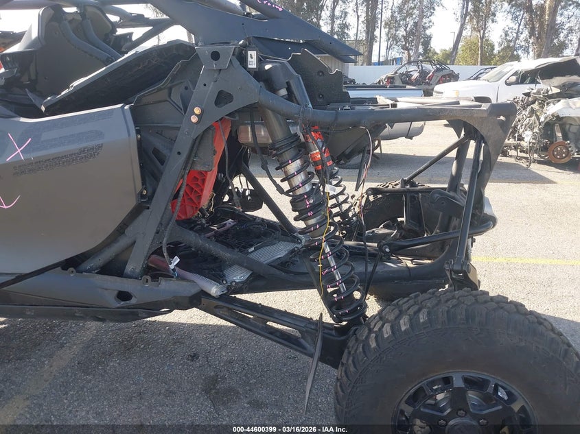 2025 Can-am/ brp VIN 3JB8NAU21SE000656 IAAI salvage auction — ROLLOVER, Salvage Title, sold $11,050 on 2026-09-15 (photo 9)