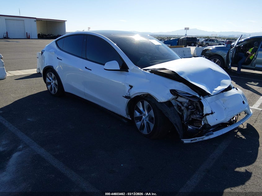 2021 Tesla Model y VIN 5YJYGDEE5MF138635 IAAI salvage auction — RIGHT FRONT, Salvage Title, sold $5,275 on 2026-07-10 (photo 1)