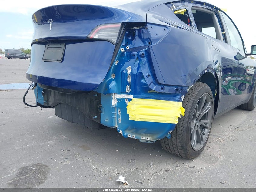 2025 Tesla Model y VIN 7SAYGDED8SA361871 IAAI salvage auction — REAR END, Salvage Title, sold $21,350 on 2026-07-20 (photo 6)