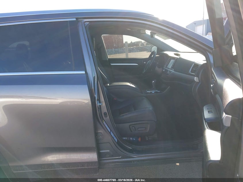 2017 Toyota Highlander VIN 5TDJZRFH0HS458108 IAAI salvage auction — FRONT END, Salvage (Texas), sold $8,000 on 2026-07-30 (photo 5)