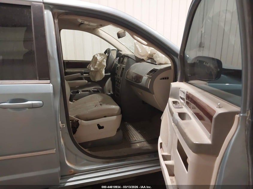 2010 Chrysler Town & country VIN 2A4RR5D12AR168009 IAAI salvage auction — FRONT END, Salvage (Iowa), sold $400 on 2026-07-09 (photo 5)