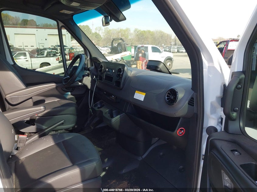 2025 Mercedes-benz Sprinter VIN W1Y4KCHY6ST208257 IAAI salvage auction — ENGINE DAMAGE, Salvage (North Carolina), sold $23,050 on 2026-07-13 (photo 5)