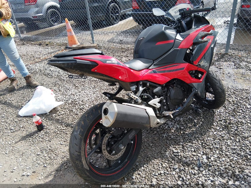 2025 Kawasaki Ninja VIN ML5EXGG12SDA43188 IAAI salvage auction — RIGHT FRONT, Salvage Title, sold $700 on 2026-07-14 (photo 4)