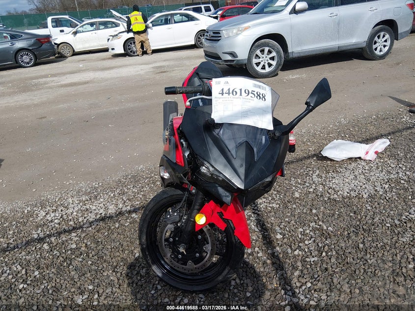 2025 Kawasaki Ninja VIN ML5EXGG12SDA43188 IAAI salvage auction — RIGHT FRONT, Salvage Title, sold $700 on 2026-07-14 (photo 5)