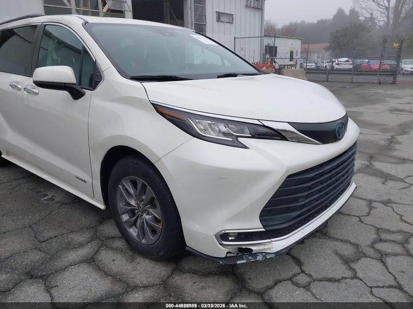 2021 Toyota Sienna VIN 5TDYRKEC4MS046800 IAAI salvage auction — FRONT END, Salvage (North Carolina), sold $18,100 on 2026-07-10 (photo 1)