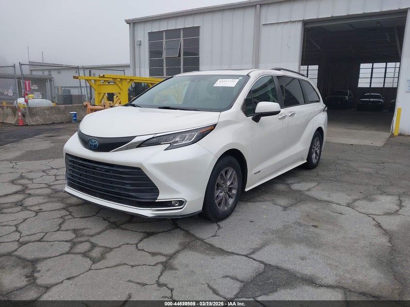 2021 Toyota Sienna VIN 5TDYRKEC4MS046800 IAAI salvage auction — FRONT END, Salvage (North Carolina), sold $18,100 on 2026-07-10 (photo 2)