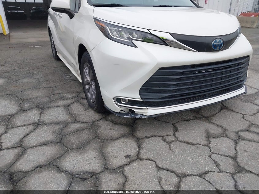 2021 Toyota Sienna VIN 5TDYRKEC4MS046800 IAAI salvage auction — FRONT END, Salvage (North Carolina), sold $18,100 on 2026-07-10 (photo 6)