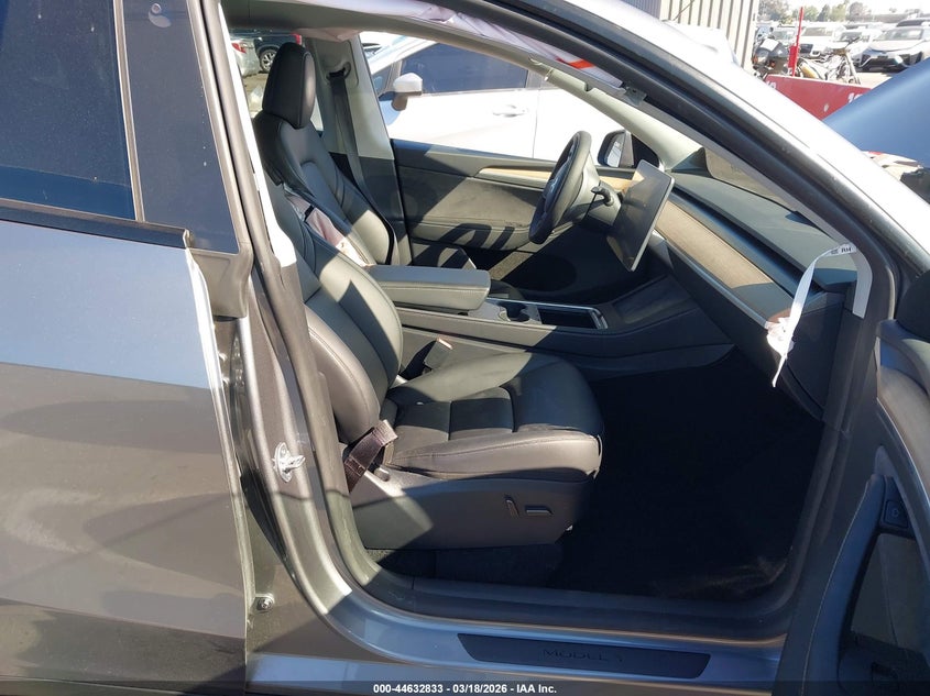 2024 Tesla Model y VIN 7SAYGDEE3RA291117 IAAI salvage auction — LEFT & RIGHT, Salvage Title, sold $7,800 on 2026-07-18 (photo 5)