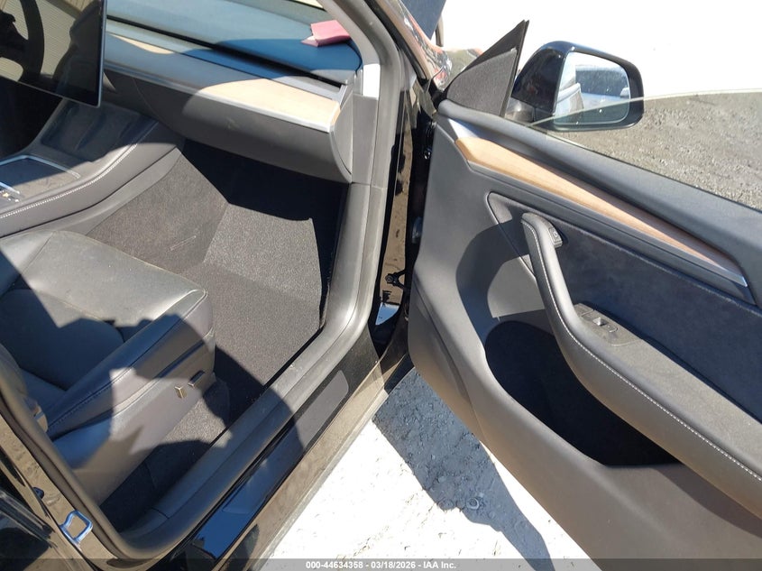2024 Tesla Model y VIN 7SAYGDEE1RA325913 IAAI salvage auction — LEFT SIDE, Salvage Title, sold $14,000 on 2026-07-23 (photo 5)