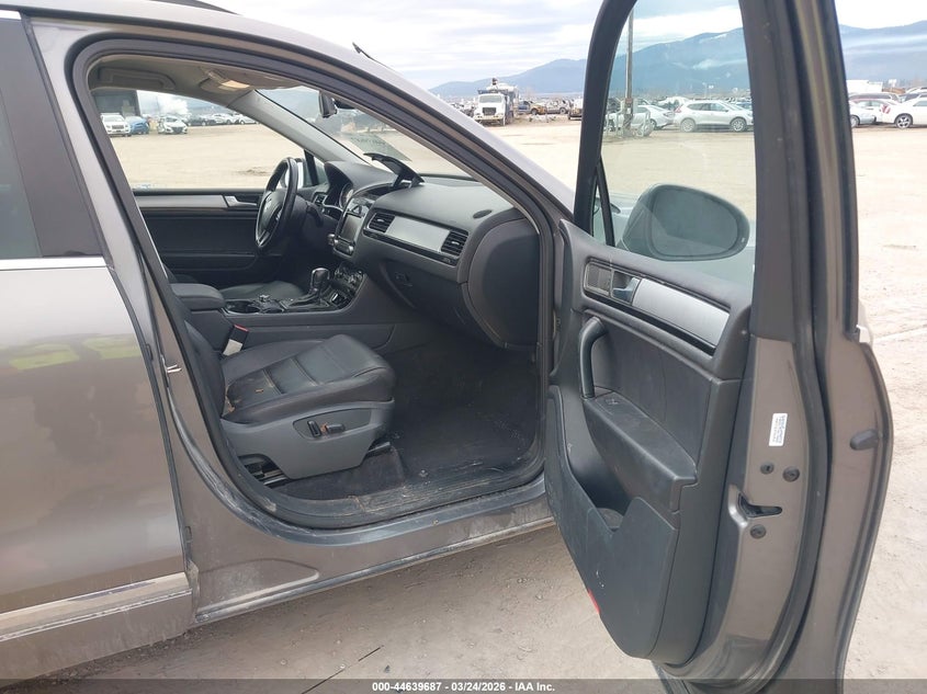 2012 Volkswagen Touareg VIN WVGEK9BP0CD006274 IAAI salvage auction — FRONT END, Wait Title, sold $1,550 on 2026-08-05 (photo 5)