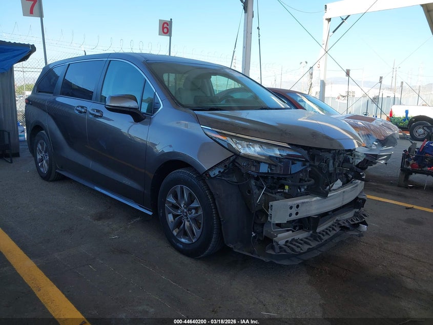 2023 Toyota Sienna VIN 5TDKRKEC5PS168642 — IAAI salvage auction photo