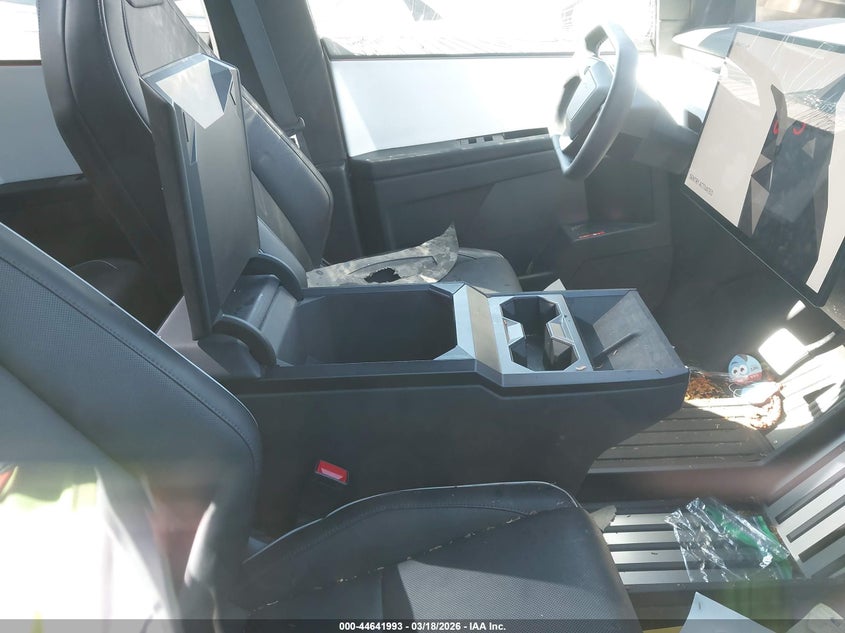 2024 Tesla Cybertruck VIN 7G2CEHEE6RA017282 IAAI salvage auction — LEFT SIDE, Salvage Title, sold $27,250 on 2026-07-30 (photo 5)