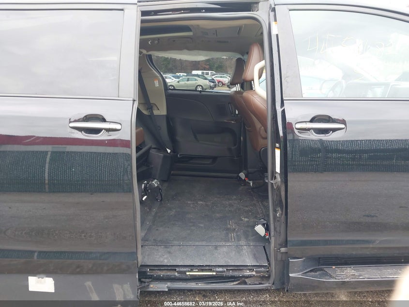 2019 Toyota Sienna VIN 5TDYZ3DC8KS993780 IAAI salvage auction — REAR END, Salvage - 75% Or Less (Maryland), sold $9,100 on 2026-07-30 (photo 8)