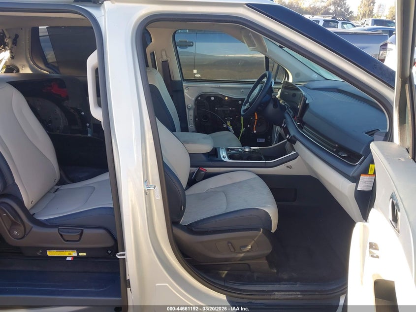 2026 Kia Carnival VIN KNDNE5KAXT6124367 IAAI salvage auction — REAR END, Salvage Title, sold $16,500 on 2026-07-23 (photo 5)